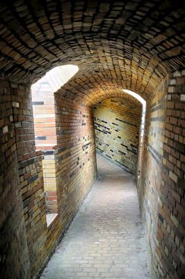 Underground shelter tunnel