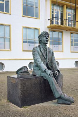 Bronze seafaring student
