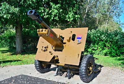 British 25pdr field gun.