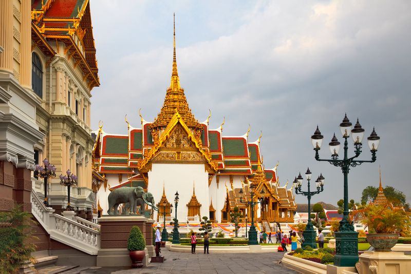 Chakri Maha Prasat Hall (left) & Rajkaranyasapha Hall (back)