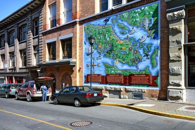 Mural with Victoria's history (2002 from Milroy Wonderworks)