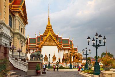 Chakri Maha Prasat Hall (left) & Rajkaranyasapha Hall (back)