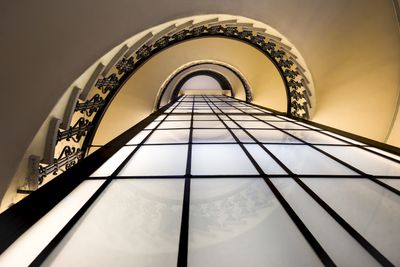 Spiral staircase strangles elevator shaft