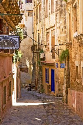 Narrow lane