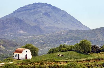 Little chapel in the middle of Crete