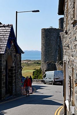 Harlech Castle on the right, the Irish Sea in the distance