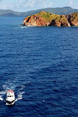 Pilot boat rendezvous with the Allure