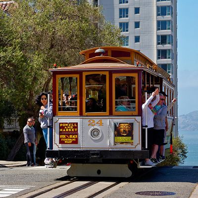 Streetcar at the top of Lombard Street