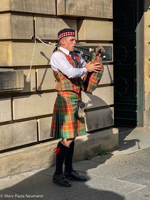 Street performer in Edinburg