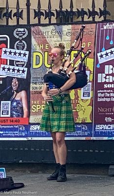 Edinbury street performer
