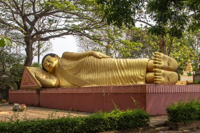 Reclining buddha at buddha gardens