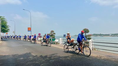 Rickshaw ride through Tan Chau