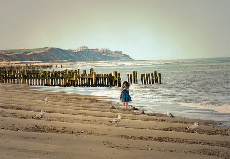The lady on the phone but not one Seagull can receive her call..jpg
