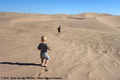 Guus & Rens in our first Namibian sand dunes