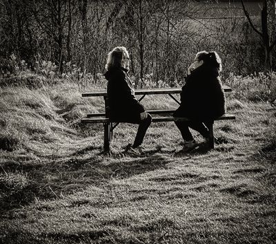 Deux amies en conversation