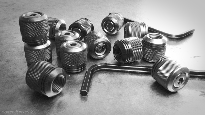 Thumb Nuts 08 - Black N White - sig.png