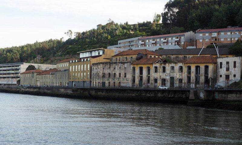 Looking abandoned - beside the Douro river