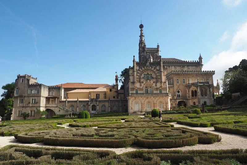 Bussaco Palace Hotel and garden