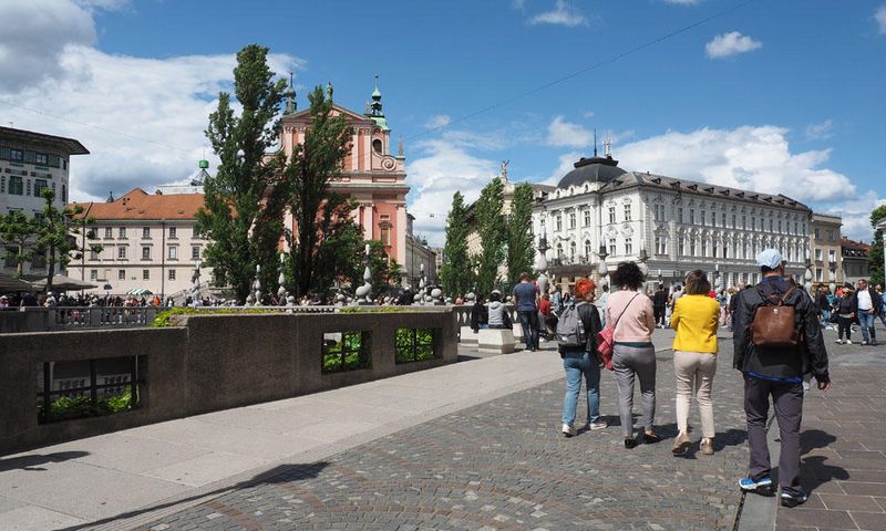 Walking the Cankarjevo nabrežje (Cankarjevo Embankment)