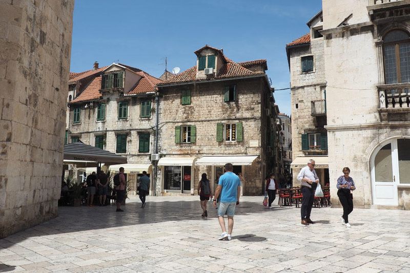 Radić Brothers Square (Fruit Square)