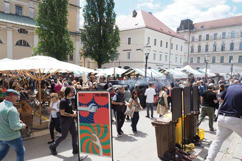 Food stalls opposite the Mercado cubierto de Plečnik