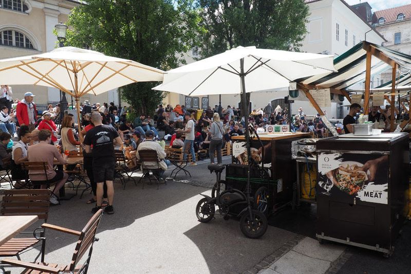 Food stalls opposite the Mercado cubierto de Plečnik
