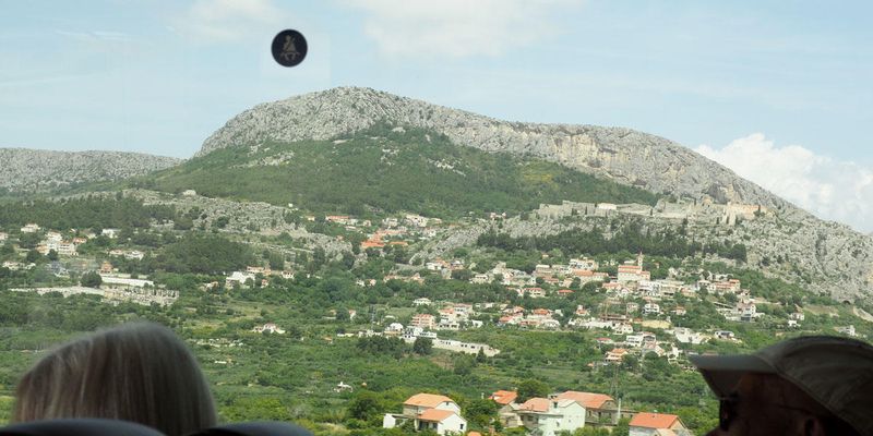 Initial view of the fortress of Klis through the bus