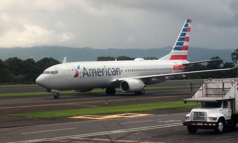 American Airlines Boeing 737-823