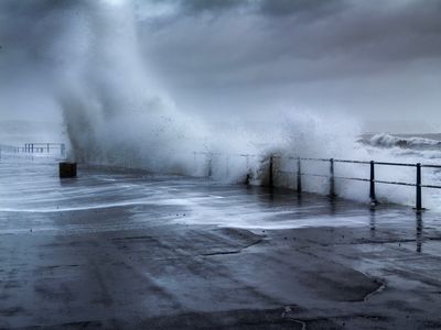 Storm Herminia v. Weymouth harbour breakwater
