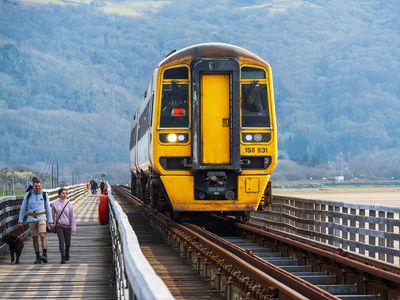 Machynlleth to Pwllheli train on Barmouth viaduct
