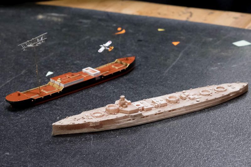 3D-print: Skrogene til et Hog Islander-type lasteskip bak, under bygging, og slagskipet USS Utah,1911, foran.