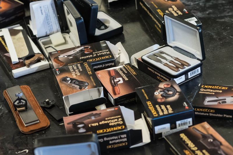 Han har pdratt seg en mengde miniatyrverkty for trebearbeiding