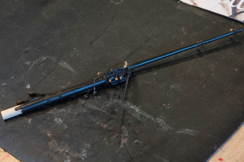 Mastene er i hovedsak satt opp og han pusler n med baugspryd og rr