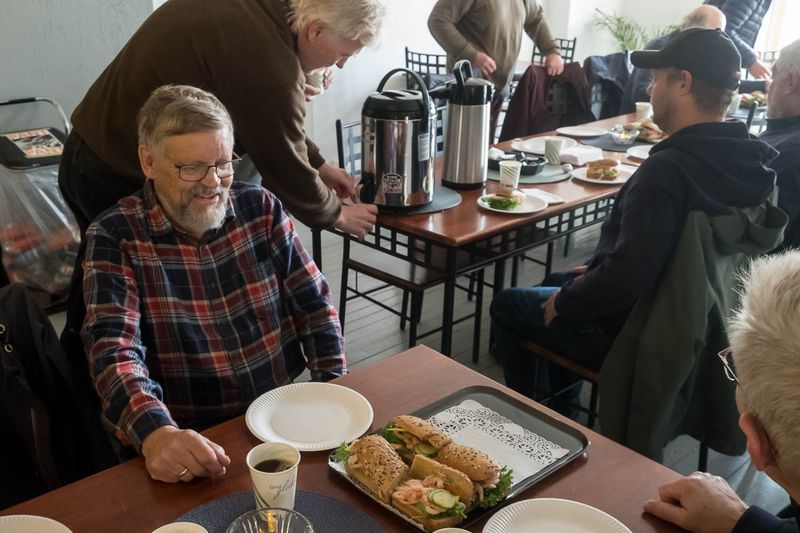 Frst ble vi servert en aldri s liten lunsj med kaffe