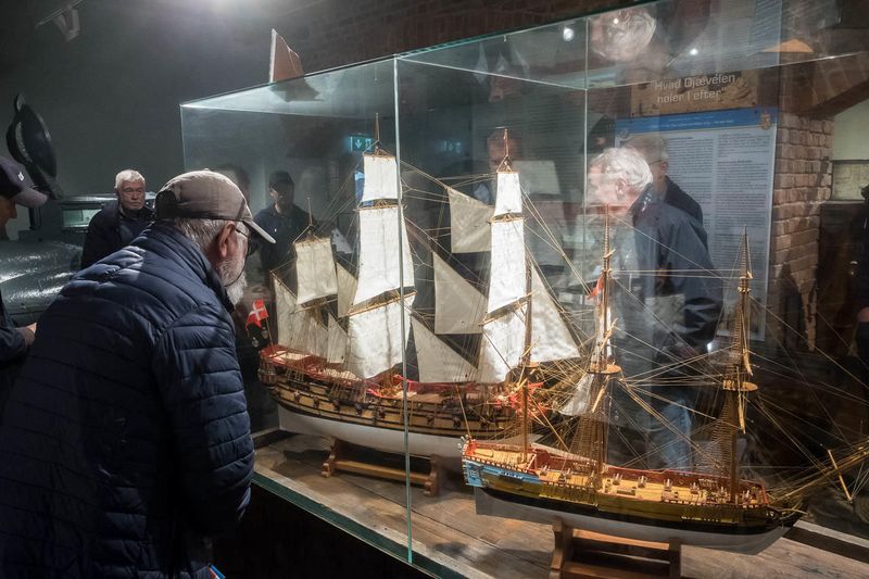 Den guidede turen startet, frst var vi nede i frste etasje og gikk i Tordenskjolds fotspor