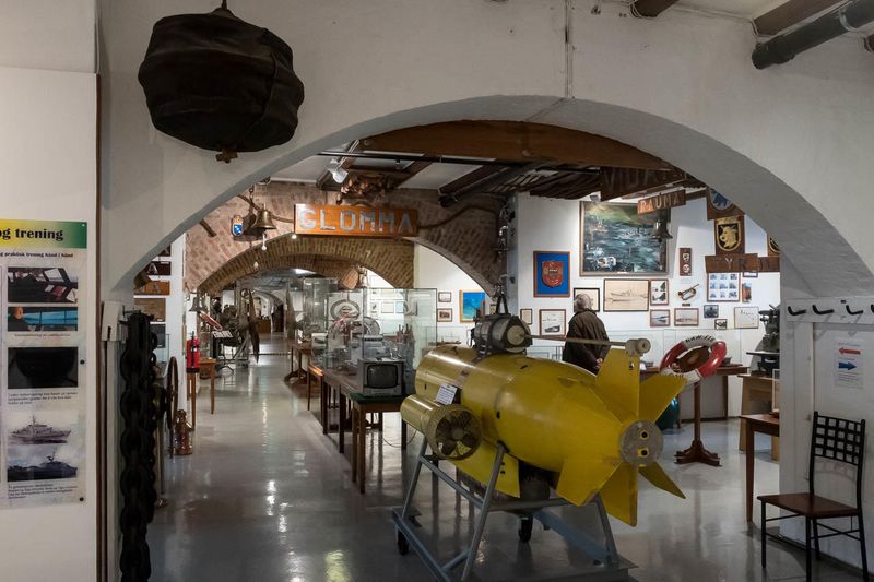 Torpedoer og granater og annet sjmilitrt.