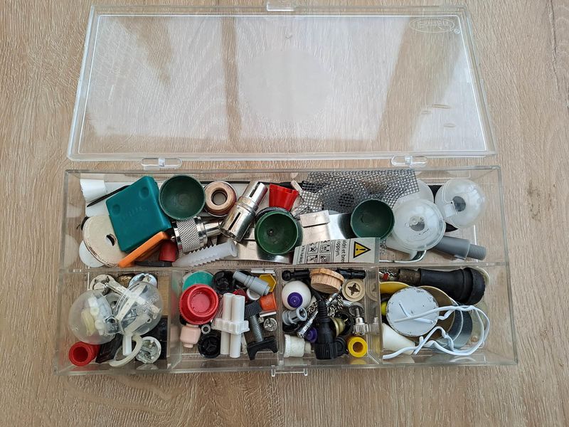 En av Arnes godteposer, bokser med det rare i...