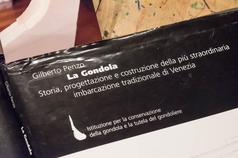 Og en bok. Ikke p engelsk, men p utenlandsk, veldig utenlandsk. Ikke engang italiensk, men venetiansk italiensk.