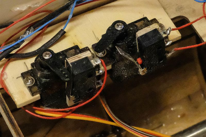 Hver servo brukes til  klemme/ikke klemme en mikrobryter for den aktuelle strmkretsen