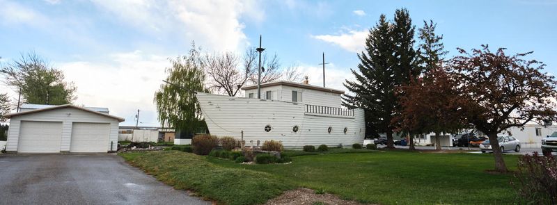 Boat-Shaped House