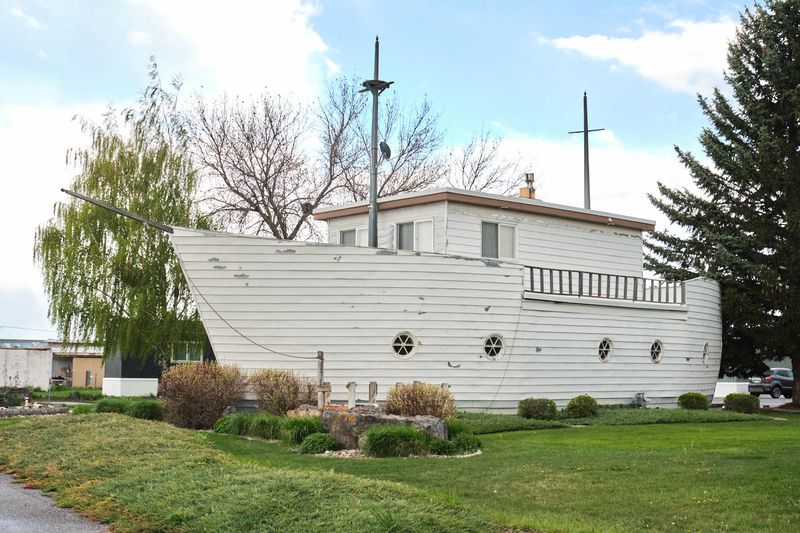 Boat-Shaped House