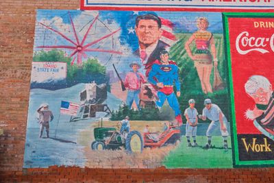 Mural: Superman, Marilyn, Reagan