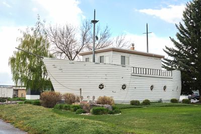 Boat-Shaped House