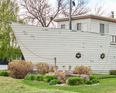 Boat-Shaped House