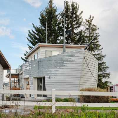 Boat-Shaped House