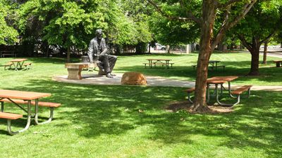 Abraham Lincoln Sitting Statue