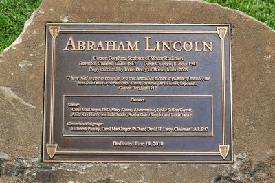 Abraham Lincoln Sitting Statue