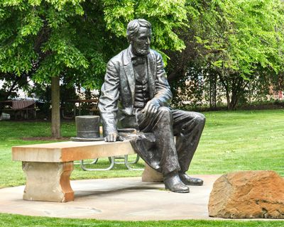 Abraham Lincoln Sitting Statue