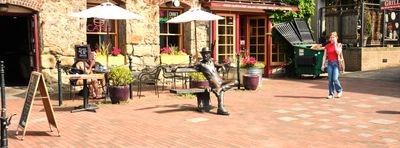 Dirty Dan Harris Statue