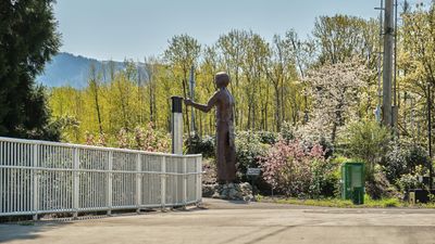 Sultan John: 13-Foot-Tall Man with Fish
